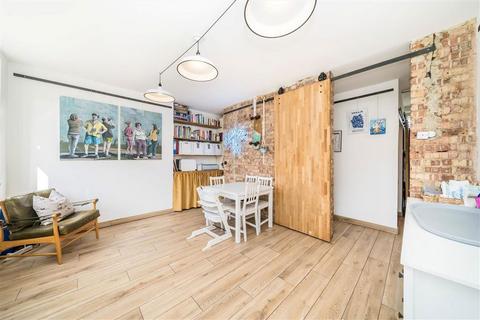 Vauxhall Street, London SE11 2 bed flat for sale