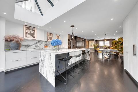 Richmond Road, London E8 5 bed terraced house for sale