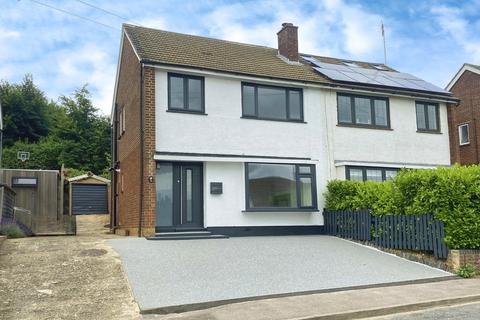 Lindsay Avenue, Hitchin, SG4 3 bed semi