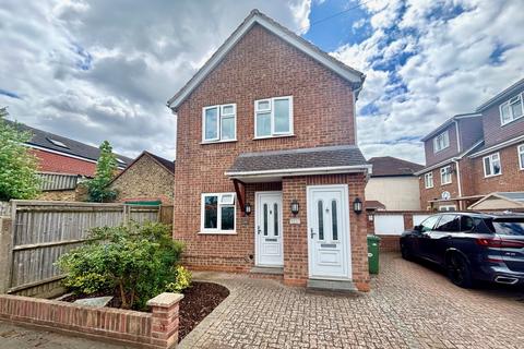 Chesterfield Road, Ashford, Surrey, TW15 1 bed ground floor maisonette for sale