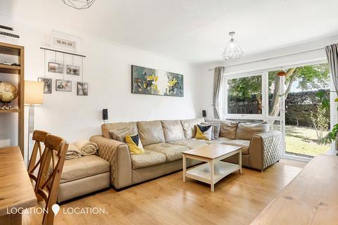 Grange Gardens, London, N14 2 bed flat for sale