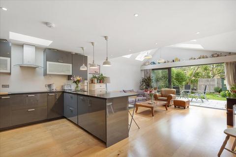 Niton Street, Fulham, London, SW6 3 bed maisonette for sale