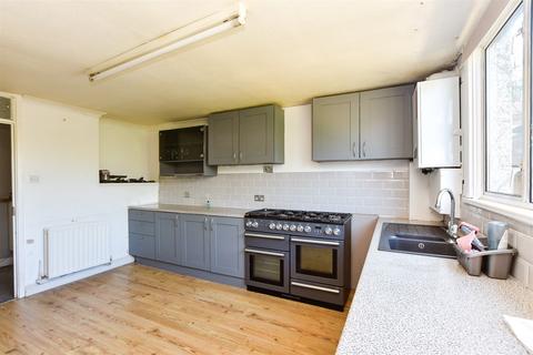 Thornton Place, Horley RH6 4 bed semi