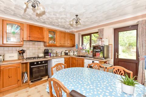 Hartwood Gardens, Cowplain... 3 bed semi