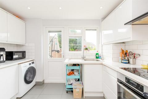 Hilary Close, Erith DA8 3 bed terraced house for sale