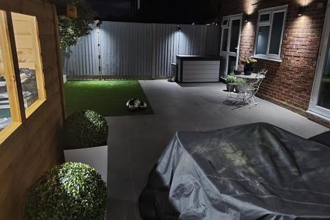 Chase Court Gardens, Enfield 2 bed flat for sale