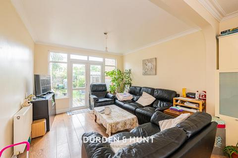 Middleton Avenue, Chingford, E4 3 bed end of terrace house for sale