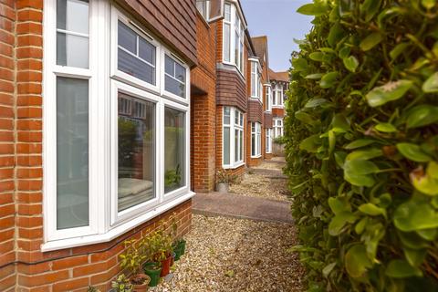 Wordsworth Road, Worthing, BN11 3NJ 2 bed flat for sale