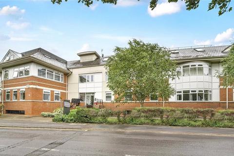 Pound Road, Surrey KT16 2 bed flat for sale