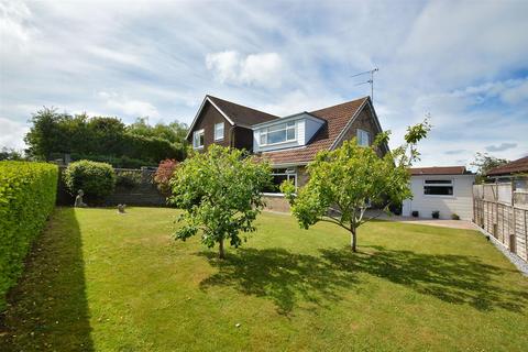 BINSTEAD VILLAGE OUTSKIRTS 3 bed semi