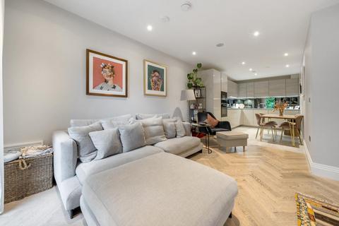 Holden Road, Woodside Park 2 bed flat for sale