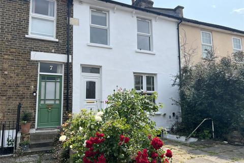 Plum Lane, Plumstead Common, SE18 2 bed maisonette for sale