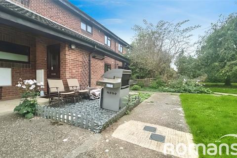 Perry Close, Uxbridge 1 bed maisonette for sale