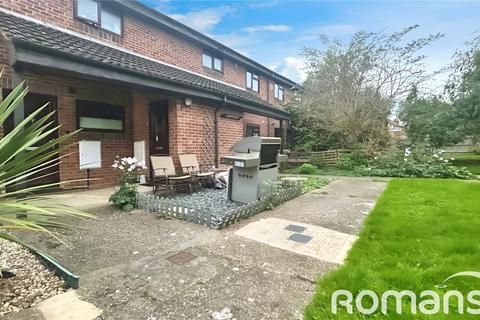 Perry Close, Uxbridge 1 bed maisonette for sale