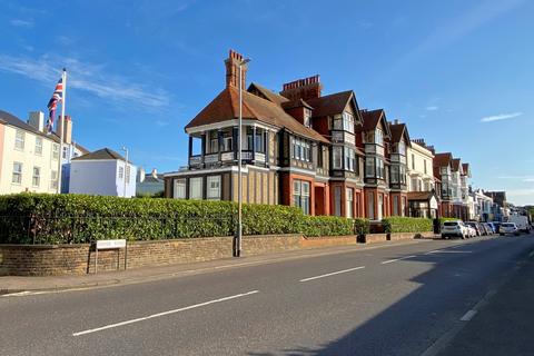 Dover Road, Walmer, CT14 2 bed apartment for sale
