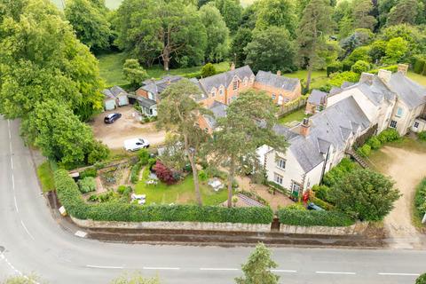 Queens Street, Culworth OX17 2 bed cottage for sale