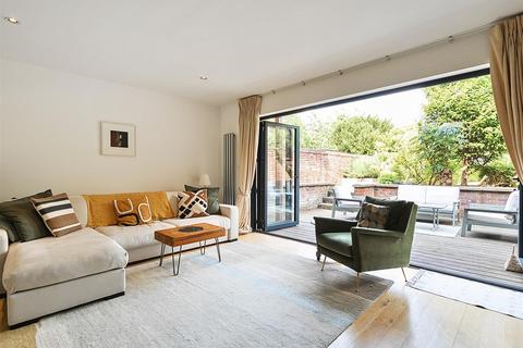 Shoot Up Hill, London NW2 3 bed flat for sale