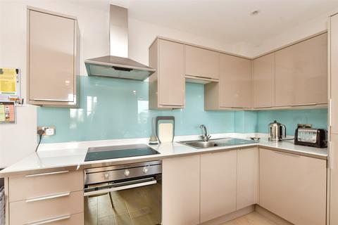 White Lion Close, East Grinstead RH19 2 bed apartment for sale