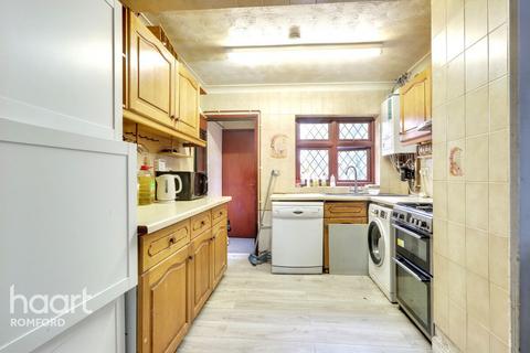Legon Avenue, Romford, RM7 0UL 3 bed end of terrace house for sale