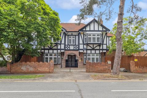 Hillview Road, Pinner HA5 5 bed detached house for sale