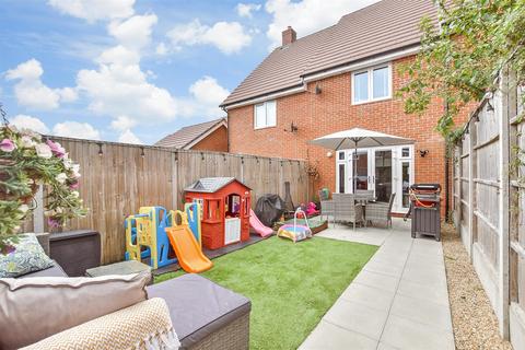 Admiralty Crescent, Havant PO9 2 bed terraced house for sale