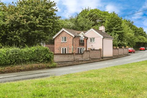 Main Road, Ipswich IP9 3 bed detached house for sale
