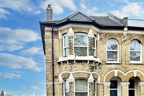 Whiteley Road, London 2 bed flat for sale