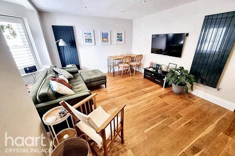 Whiteley Road, London 2 bed flat for sale
