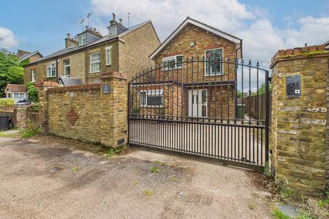 Uxbridge UB10 3 bed detached house for sale