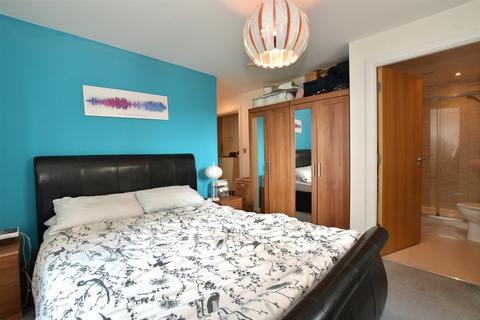 Ilford Hill, Ilford, Essex 2 bed apartment for sale