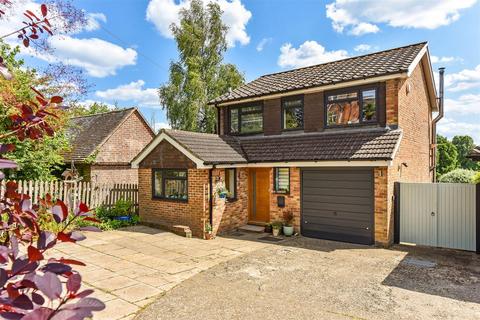 Wire Cut, Frensham, Farnham 3 bed detached house for sale