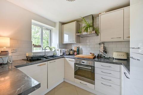 Donald Woods Gardens, Surbiton, KT5 2 bed flat for sale