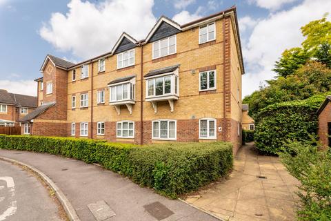 Donald Woods Gardens, Surbiton, KT5 2 bed flat for sale