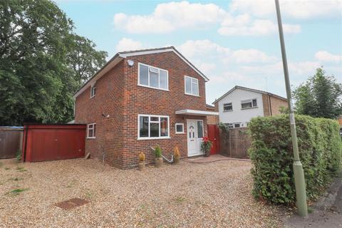 Fleming Close, Farnborough GU14 4 bed detached house for sale