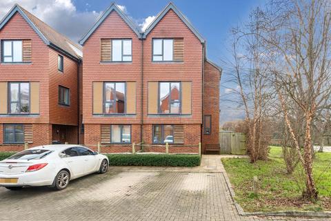 Bay Close, Godalming, Surrey 2 bed end of terrace house for sale