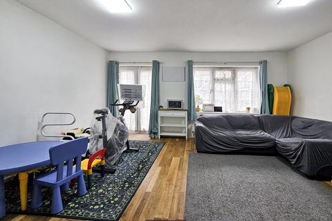 Bramble Close, Stanmore HA7 2 bed maisonette for sale