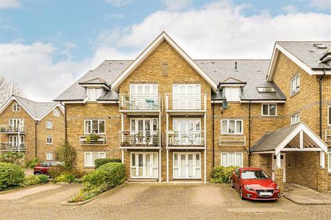 Thames Close, Hampton TW12 2 bed flat for sale