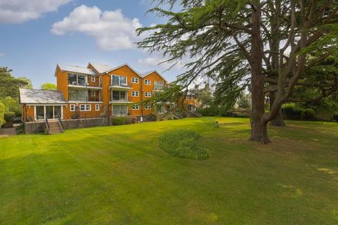 Palace Road, East Molesey, KT8 2 bed apartment for sale