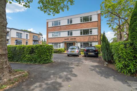 The Avenue, Hatch End, Pinner HA5 2 bed ground floor flat for sale