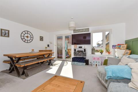 Saddleback Close, Ashford, Kent 3 bed semi