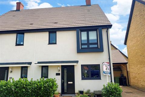 Saddleback Close, Ashford, Kent 3 bed semi