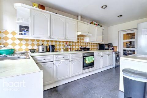 Marks Road, Romford, RM7 7AL 2 bed end of terrace house for sale