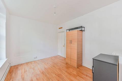 Wandsworth Road, Battersea, London, SW8 2 bed flat for sale