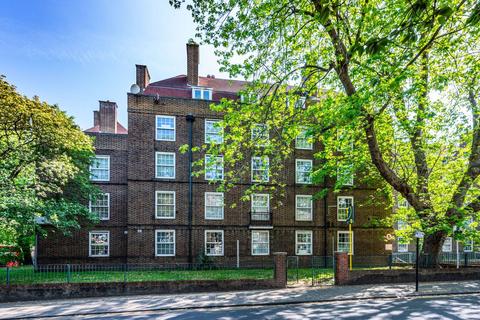 Wandsworth Road, Battersea, London, SW8 2 bed flat for sale