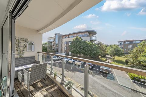 Carlisle Court, Blagrove Road... 2 bed flat for sale