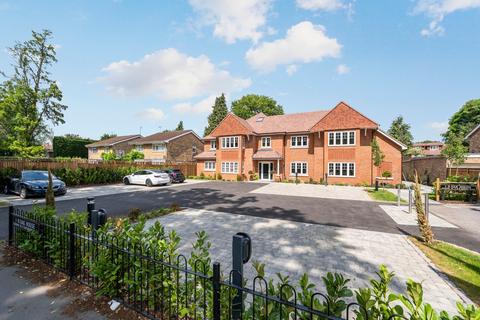 Queens Road, Weybridge, KT13 1 bed apartment for sale