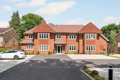 Queens Road, Weybridge, KT13 2 bed apartment for sale
