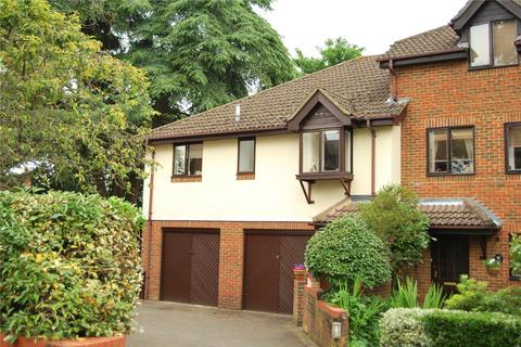 Fairholme Gardens, Farnham, Surrey, GU9 2 bed maisonette for sale