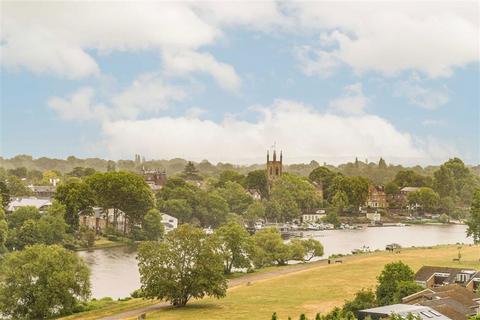 Victoria Avenue, West Molesey KT8 2 bed flat for sale