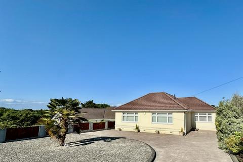 Pine Glen Avenue, Ferndown, BH22 3 bed detached bungalow for sale